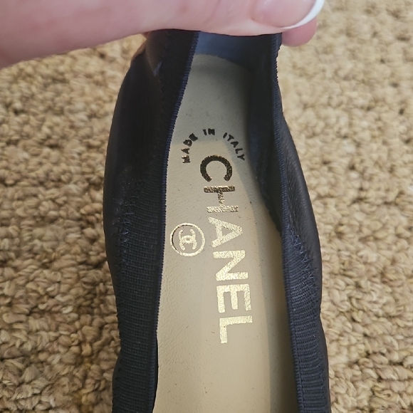 CHANEL Navy and Cream Flats with Floral Accent - Picture 4 of 14